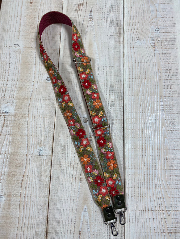 ●インド刺繍リボンシリーズ●ショルダー肩紐：バッグにもスマホにもOK　赤い花 3枚目の画像