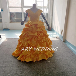 美品！ウエディングドレス　ベル　プリンセス　ドレス　光沢サテン　カラードレス 花嫁 1枚目の画像