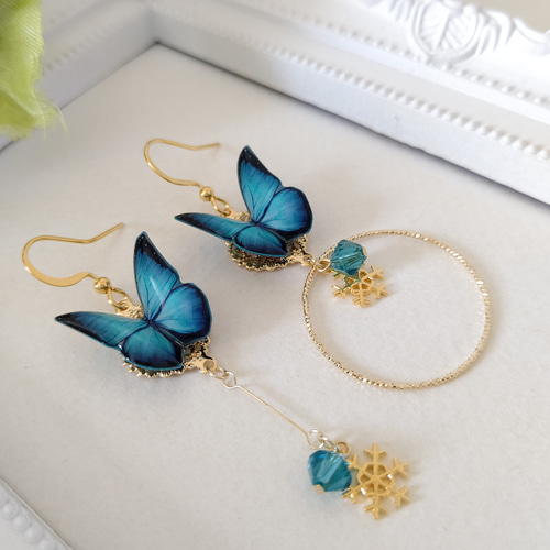 アシンメトリー雪の結晶とスワロフスキー✩.*˚ 羽ばたく蝶々。蝶々