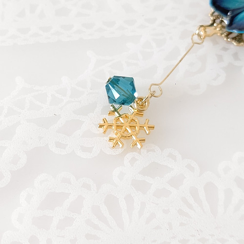 アシンメトリー雪の結晶とスワロフスキー✩.*˚ 羽ばたく蝶々。蝶々