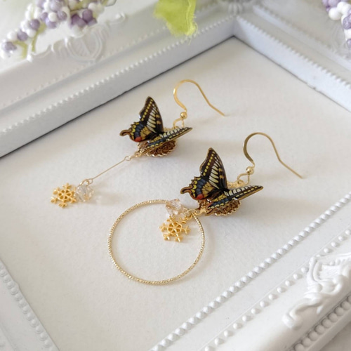 アシンメトリー雪の結晶とスワロフスキー✩.*˚ 羽ばたく蝶々。蝶々