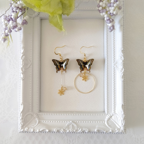 アシンメトリー雪の結晶とスワロフスキー✩.*˚ 羽ばたく蝶々。蝶々