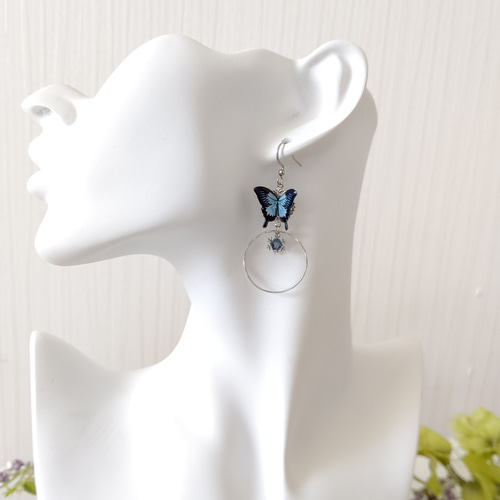 アシンメトリー雪の結晶とスワロフスキー✩.*˚ 羽ばたく蝶々。蝶々