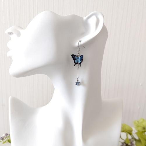 アシンメトリー雪の結晶とスワロフスキー✩.*˚ 羽ばたく蝶々。蝶々