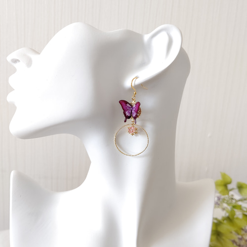 アシンメトリー♪羽ばたく蝶々とスワロフスキーの蝶々ピアス。蝶々