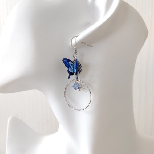 アシンメトリー雪の結晶とスワロフスキー✩.*˚ 羽ばたく蝶々。蝶々