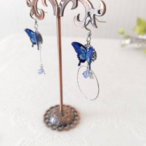 アシンメトリー雪の結晶とスワロフスキー✩.*˚ 羽ばたく蝶々。蝶々