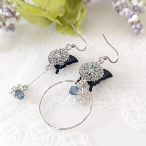 アシンメトリー雪の結晶とスワロフスキー✩.*˚ 羽ばたく蝶々。蝶々