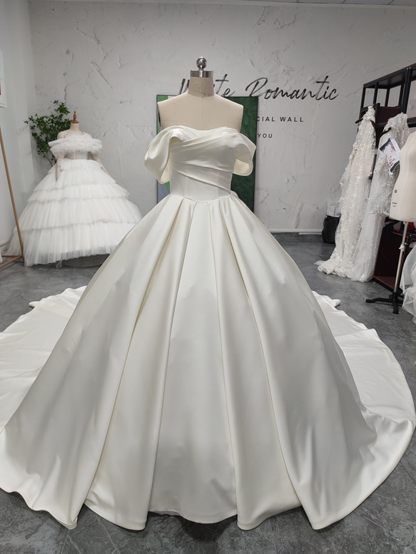 シンプルオフショルダーサテンウエディングドレス