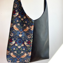 再販スタート　ウィリアムモリスのいちご泥棒×日本製フェイクレザー　ワンショルダートートバッグ　ワンハンドルバッグ 16枚目の画像