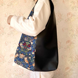 再販スタート　ウィリアムモリスのいちご泥棒×日本製フェイクレザー　ワンショルダートートバッグ　ワンハンドルバッグ 6枚目の画像