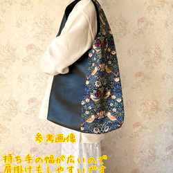 再販スタート　ウィリアムモリスのいちご泥棒×日本製フェイクレザー　ワンショルダートートバッグ　ワンハンドルバッグ 2枚目の画像