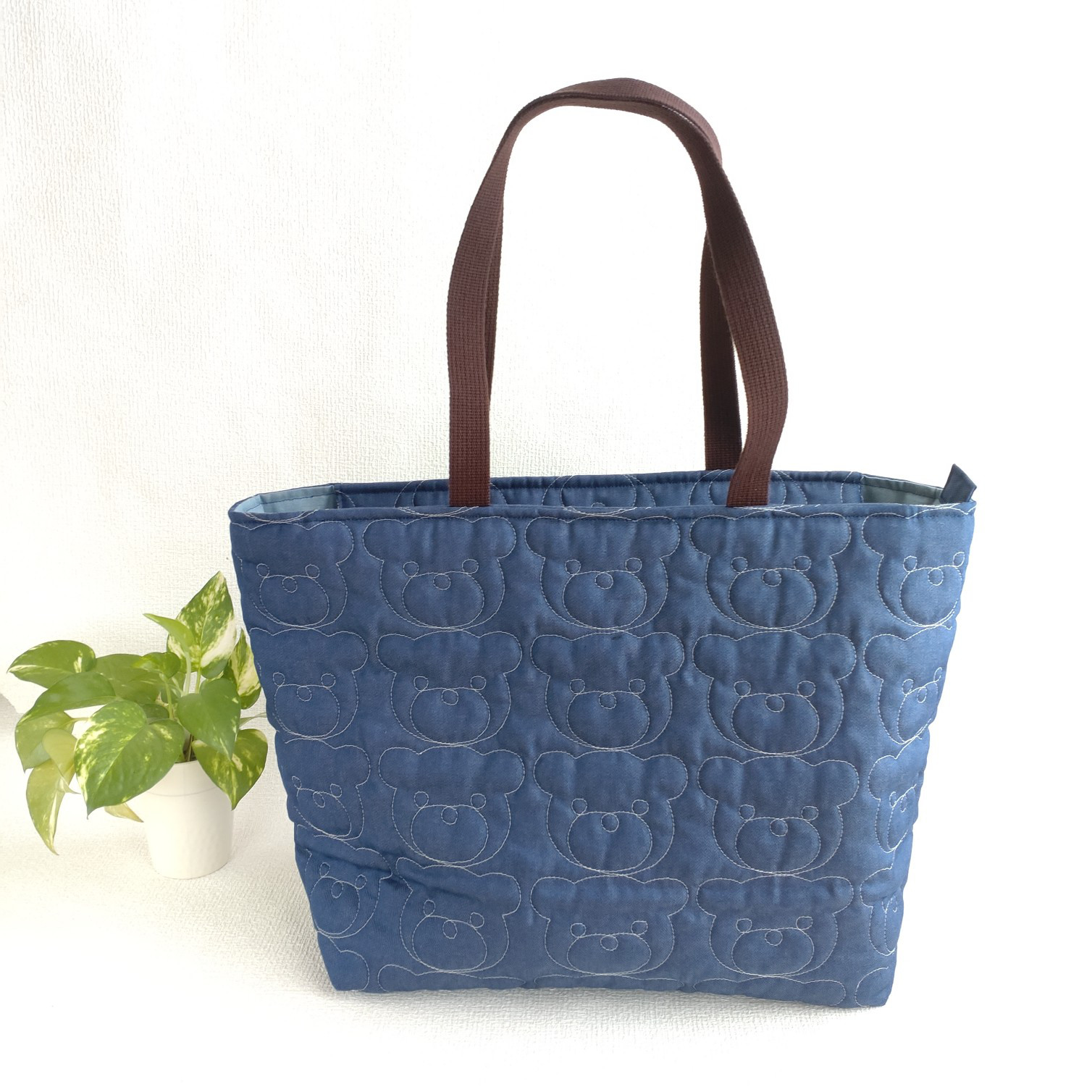 トートバッグ  ファスナー付き　マザーズバッグ　くま柄キルティング　デニム風　ネイビー