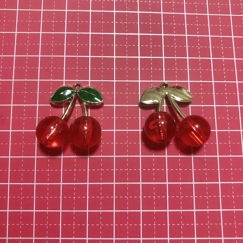2個 レッド ゴールド さくらんぼ 立体 チェリー パーツ チャーム