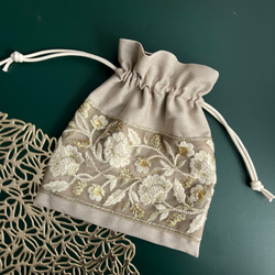 インド刺繍リボン＊巾着ポーチ　メイクポーチ　サニタリーポーチ　小物入れ　プレゼント 1枚目の画像