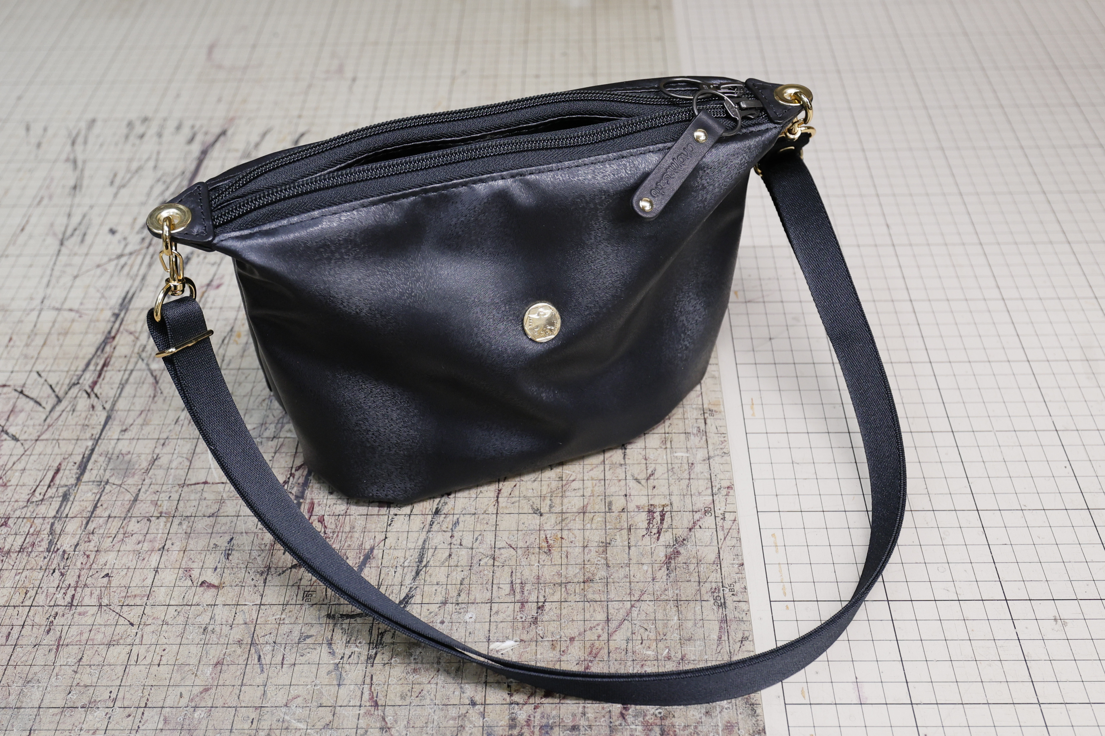 軽い鞄　ツインポシェットS+ ハラコブラック　カラス刻印　プレミアム１個