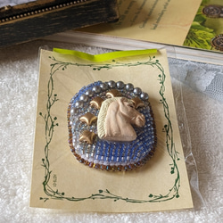 マグネットブローチ　馬の陶器モチーフ　ビーズ刺繍 1枚目の画像