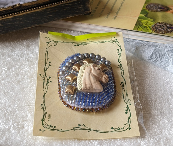 マグネットブローチ　馬の陶器モチーフ　ビーズ刺繍 1枚目の画像