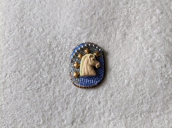マグネットブローチ　馬の陶器モチーフ　ビーズ刺繍 2枚目の画像
