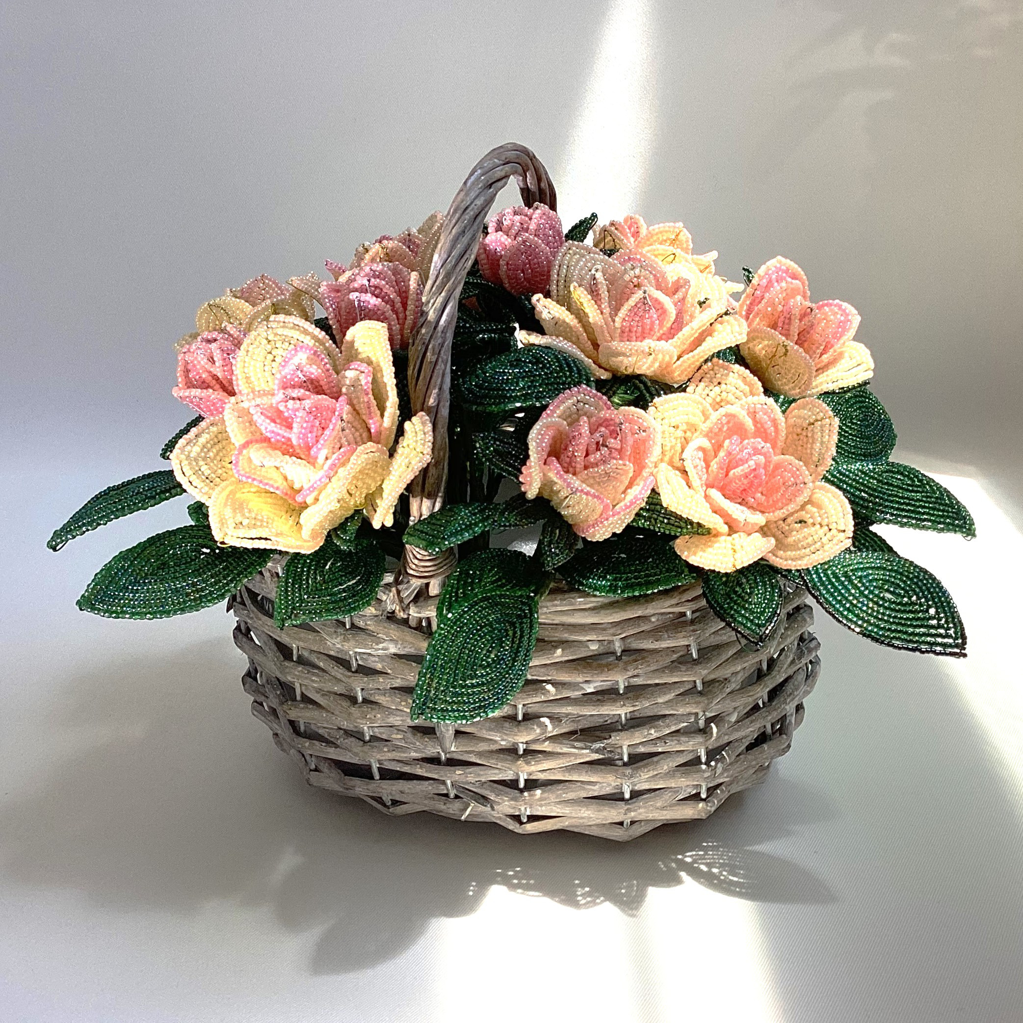 ●ばら畑　ビーズのお花　フランスの代表作のバラの色（黄色に淡いピンク）でまとめました　4