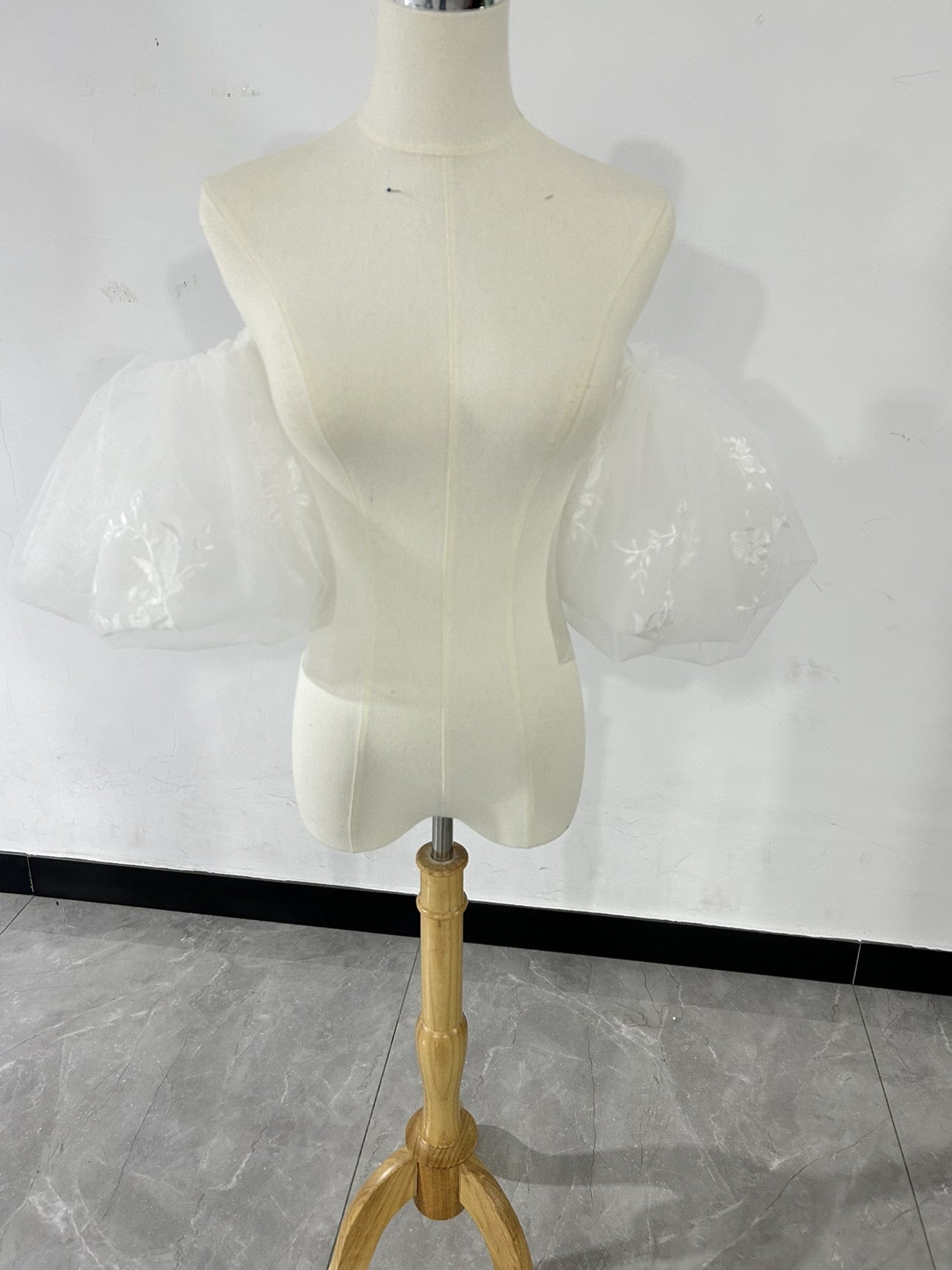 送料無料！大人気上昇 ソフトチュール 美しい花レース 取り外し袖 ふわふわオーガンジー ショルダーの付け袖 パフスリーブ 10,245円