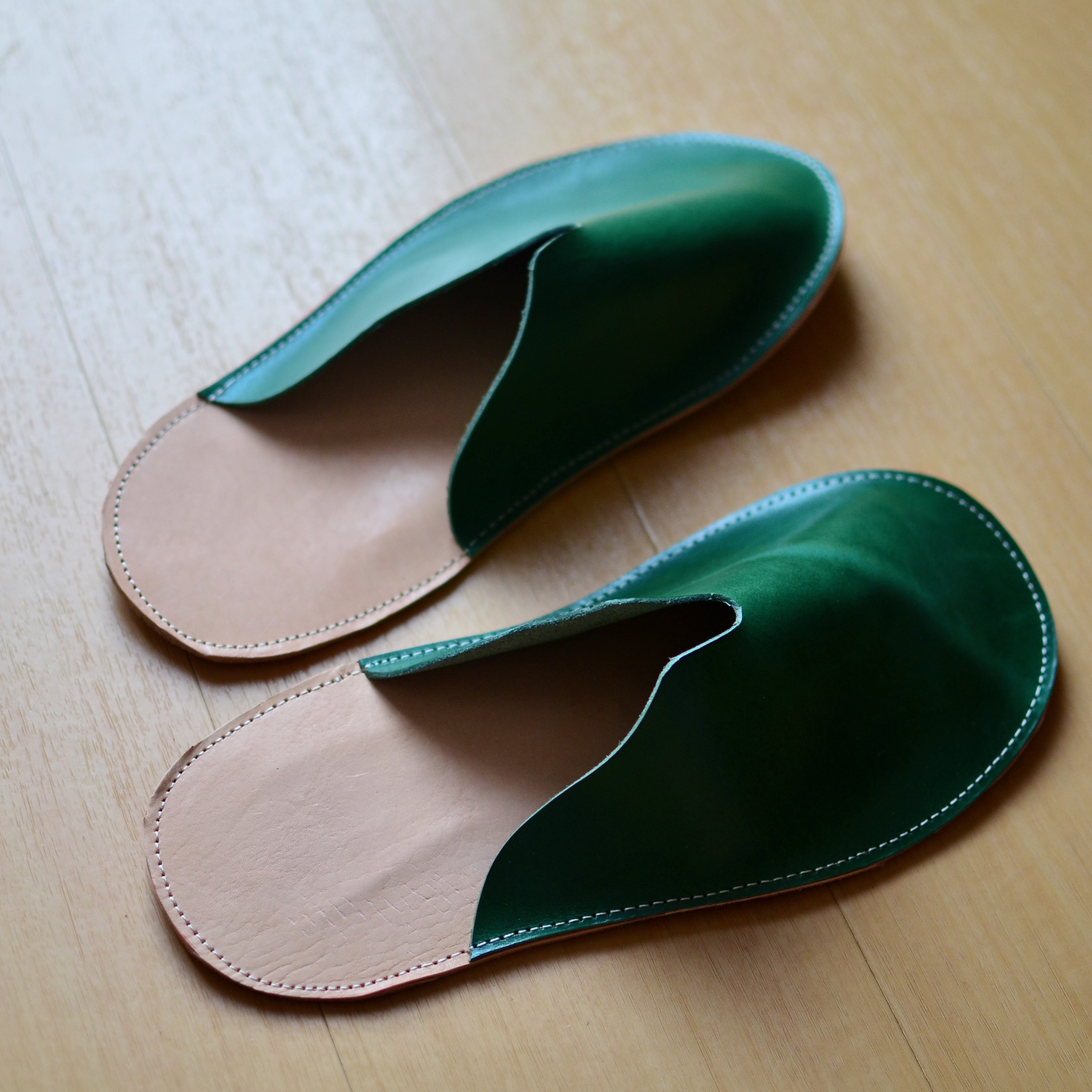 本革タンニンなめしレザーのルームシューズ　グリーンのルームスリッパ　ルームサンダル　足にやさしくなじむ　選べるカラー