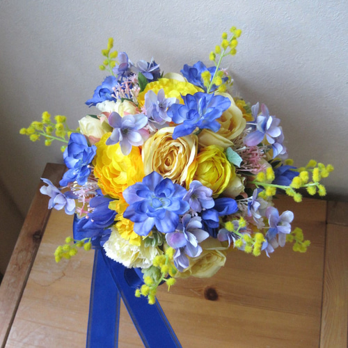 ミモザと青のクラッチブーケ♪ブートニア付き♪生花みたいに綺麗な造花
