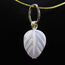 14KGP】リーフモチーフマザーオブパールの可愛いペンダントトップ