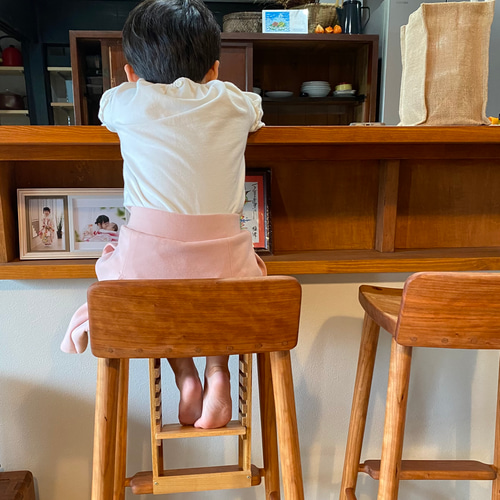 座面の大きいハイスツール〜お尻もたれと足置き板付き 椅子（チェアー