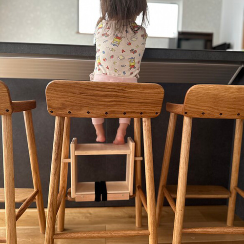 座面の大きいハイスツール〜お尻もたれと足置き板付き 椅子（チェアー