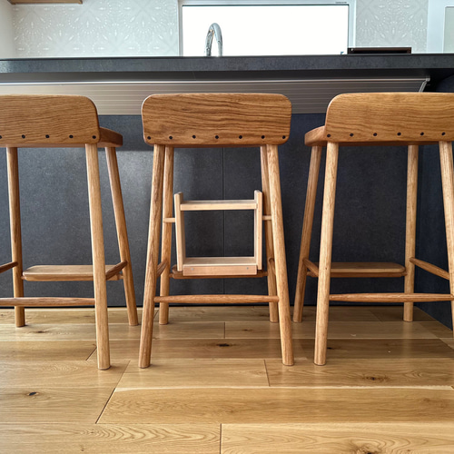 座面の大きいハイスツール〜お尻もたれと足置き板付き 椅子（チェアー