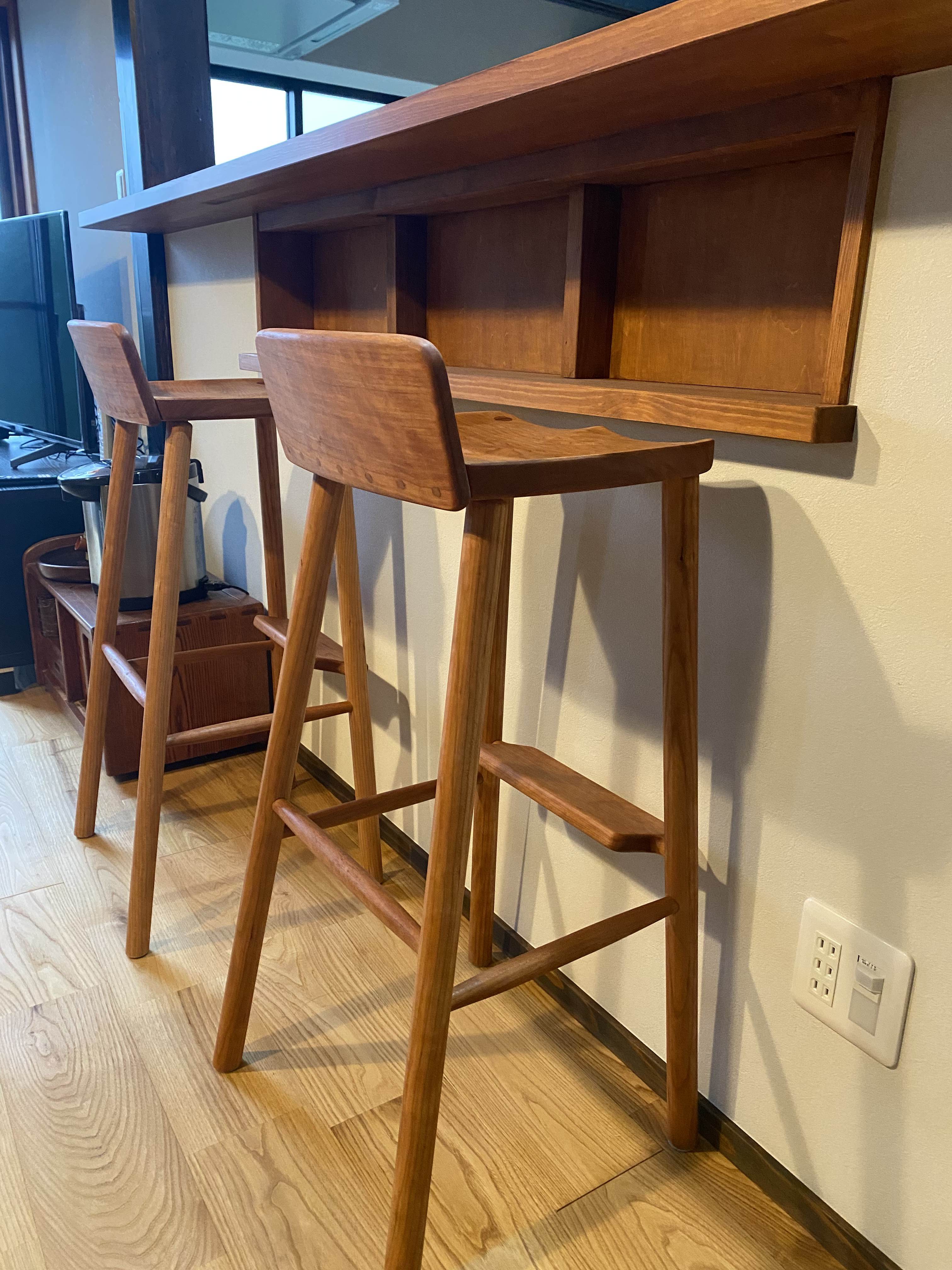 座面の大きいハイスツール〜お尻もたれと足置き板付き