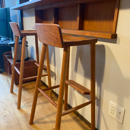 座面の大きいハイスツール〜お尻もたれと足置き板付き 椅子（チェアー