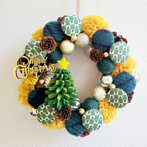 クリスマスリース3センチくるみボタンヘアゴム2点セット 手刺繍ブローチ・ヘアゴム《クリスマスリース》×黒 くるみボタン