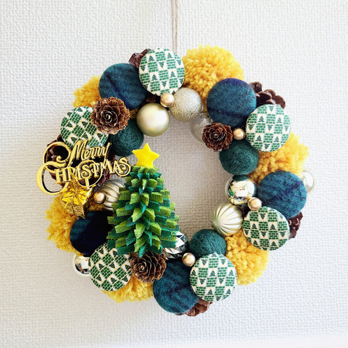 2023年クリスマスオーナメントリース くるみボタンアレンジ 北欧系