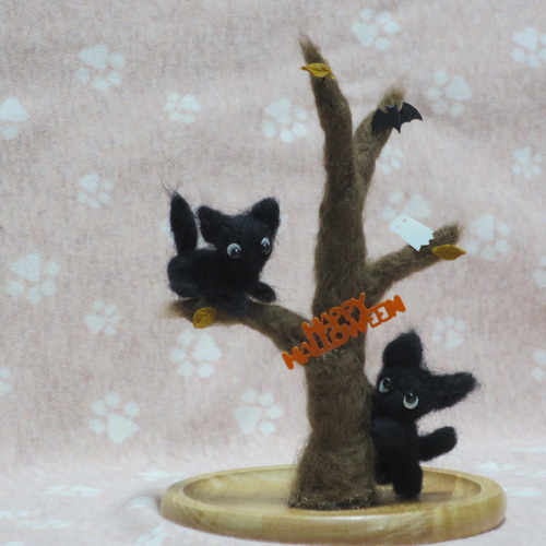 ハロウィンの置物（黒猫）　ハンドメイド 手編み 羊毛フェルト 猫 ハロウィン 黒猫ちゃんのかくれんぼ 飾り 置物