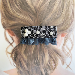 【winter botanical】バレッタ　モノトーン刺繍テキスタイルヘアアクセサリー 3枚目の画像