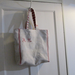 フランスアンティーク花文字手刺繍イニシャルのリネンとドイツアルザスホームスパンリネンのリバーシブルトートバッグ 1枚目の画像