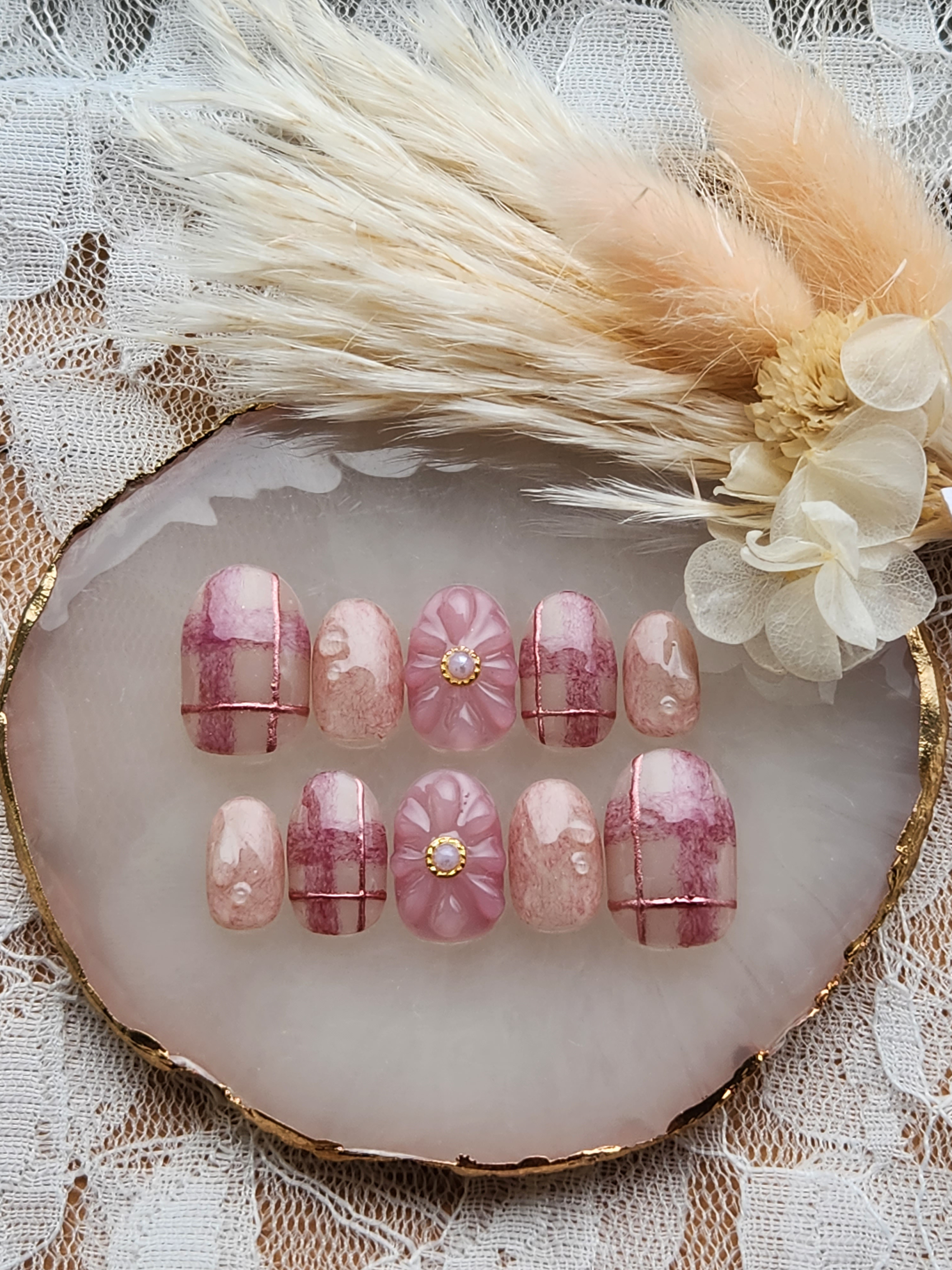 ぷっくりフラワー　いちご　チェック柄　ニュアンスネイル　夏ネイル　ガーリー