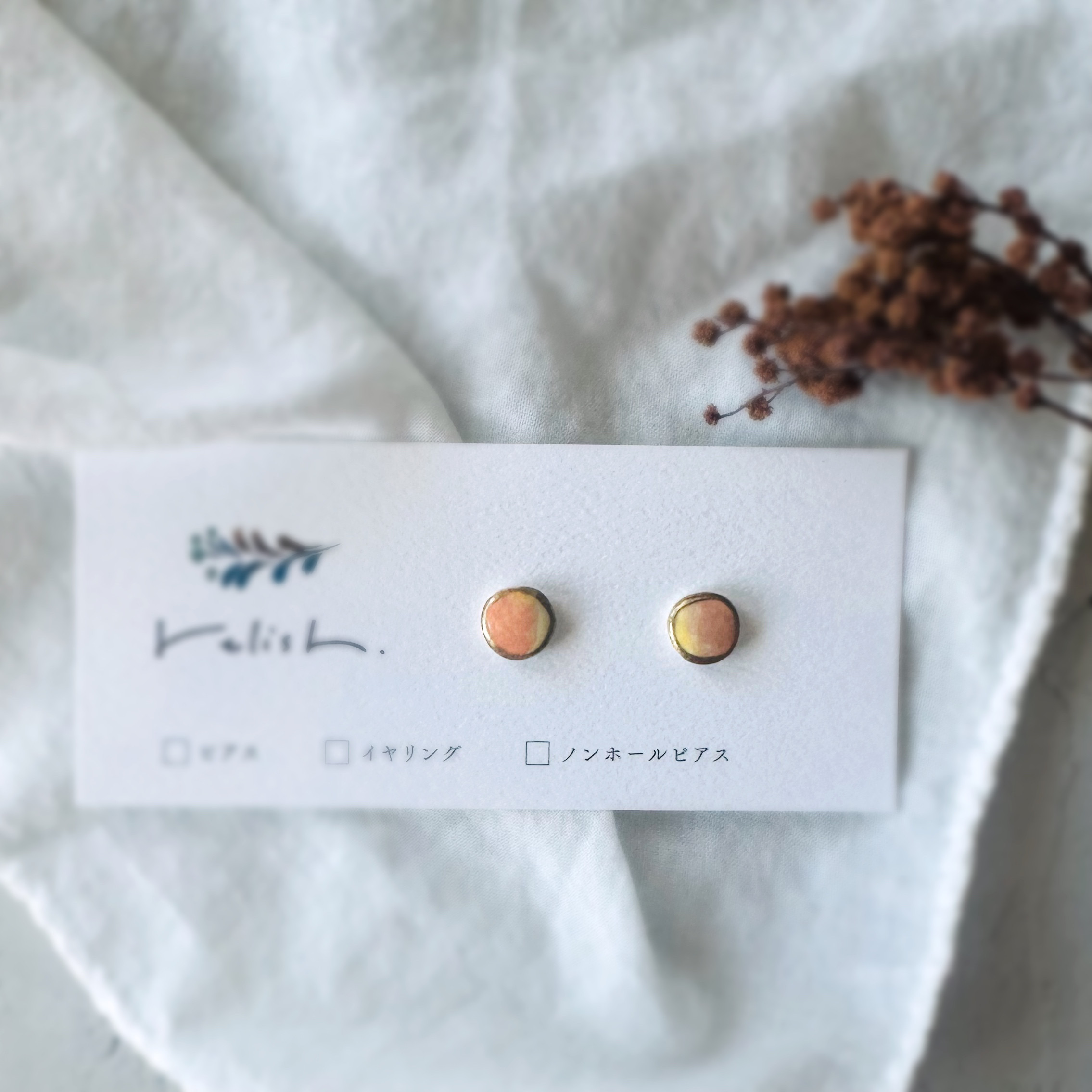 【再販】秋色 小さい 陶器 金継ぎ ピアス ノンホールピアス オレンジ イエロー 橙 黄色 ゴールド 金 小ぶり ギフト