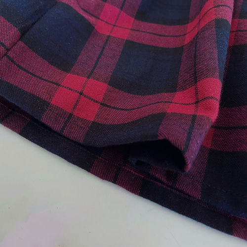 暖かな起毛素材 ジャンパースカート 濃紺と赤のタータンチェック柄