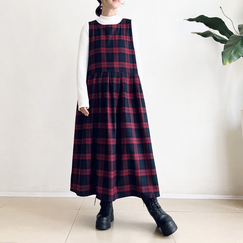 暖かな起毛素材 ジャンパースカート 濃紺と赤のタータンチェック柄