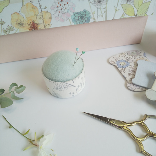 カルトナージュと羊毛フエルトのふんわりピンクッション(イエロー