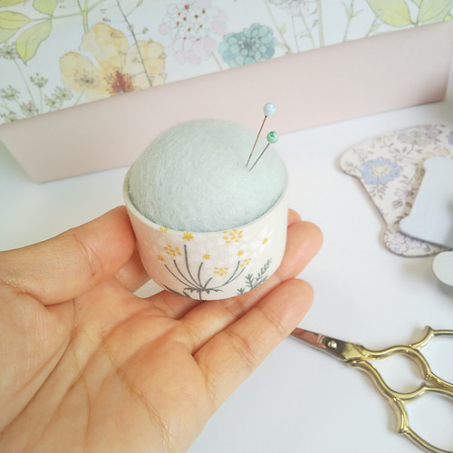 カルトナージュと羊毛フエルトのふんわりピンクッション(イエロー