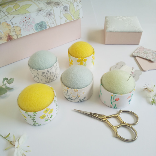 カルトナージュと羊毛フエルトのふんわりピンクッション(イエロー