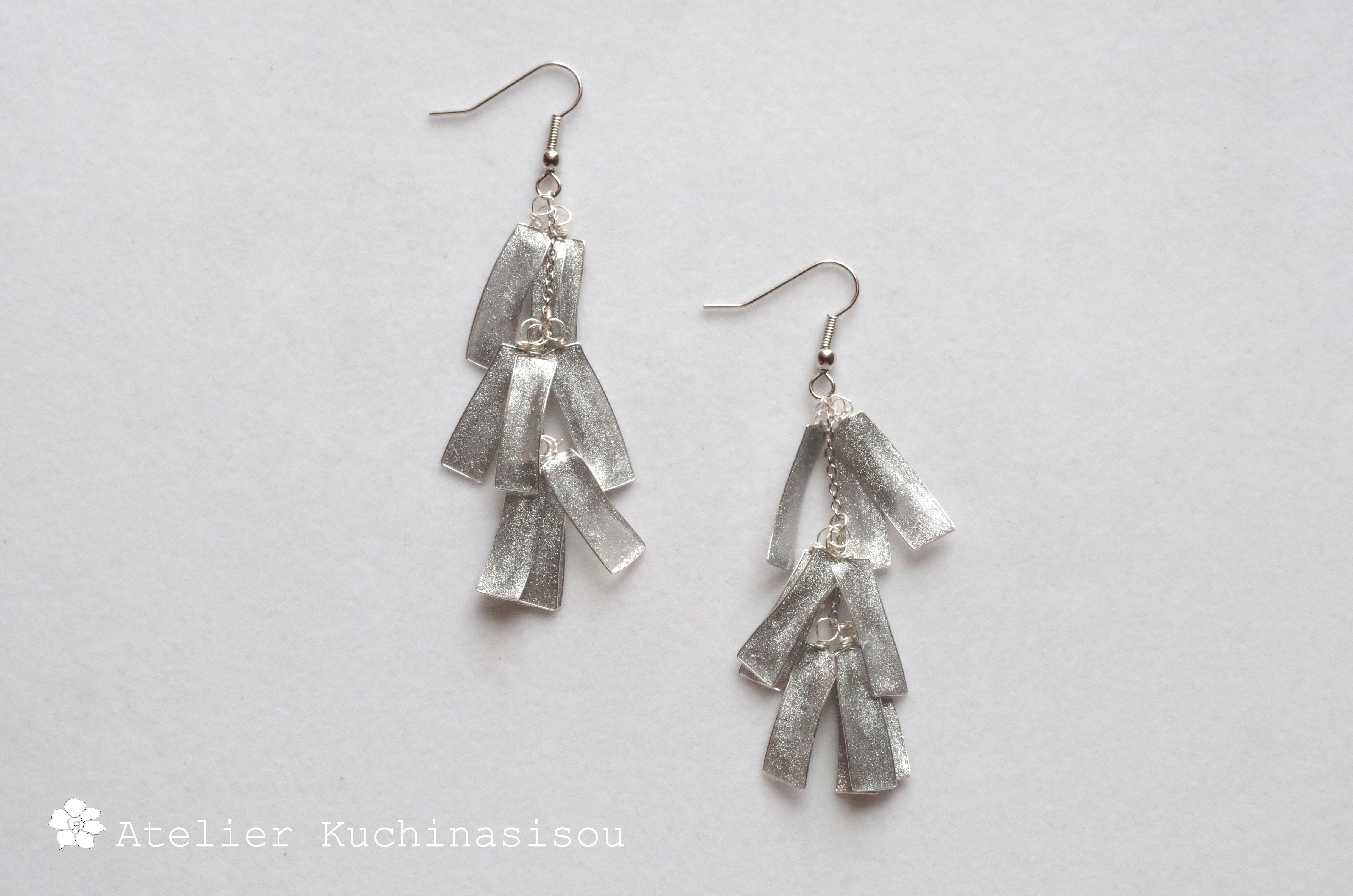 マニキュアアートの短冊ピアス〈シルバー〉