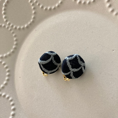 128.*petal flame*ミナペルホネン⚮̈ ピアス/イヤリング* Small Leaf Earrings With Seasonal Flower Petals No.6 ピアス