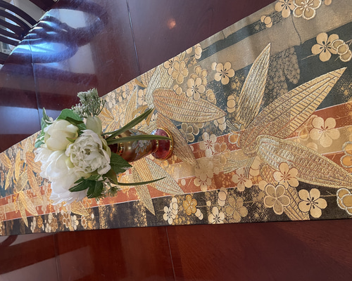 2270艶やかとシック！袋帯リメイク タッセル付き正絹テーブルランナー