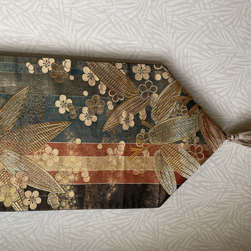 2270艶やかとシック！袋帯リメイク タッセル付き正絹テーブルランナー