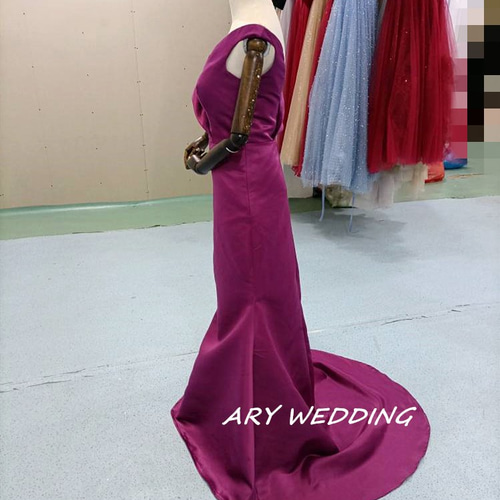 高品質！Vネック 紫 パーティードレス 光沢サテン 短トレーン  